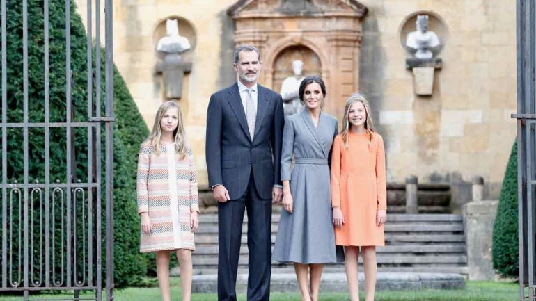 Las mejores imágenes de la llegada los Reyes y sus hijas a Asturias