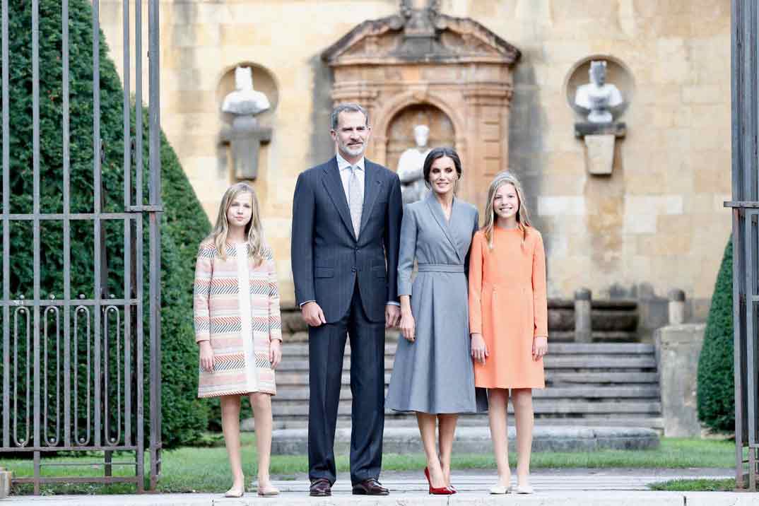 Reyes Felipe y Letizia con la Princesa Leonor y la Infanta Sofía - Acto oficial de bienvenida al Principado de Asturias © Casa S.M. El Rey