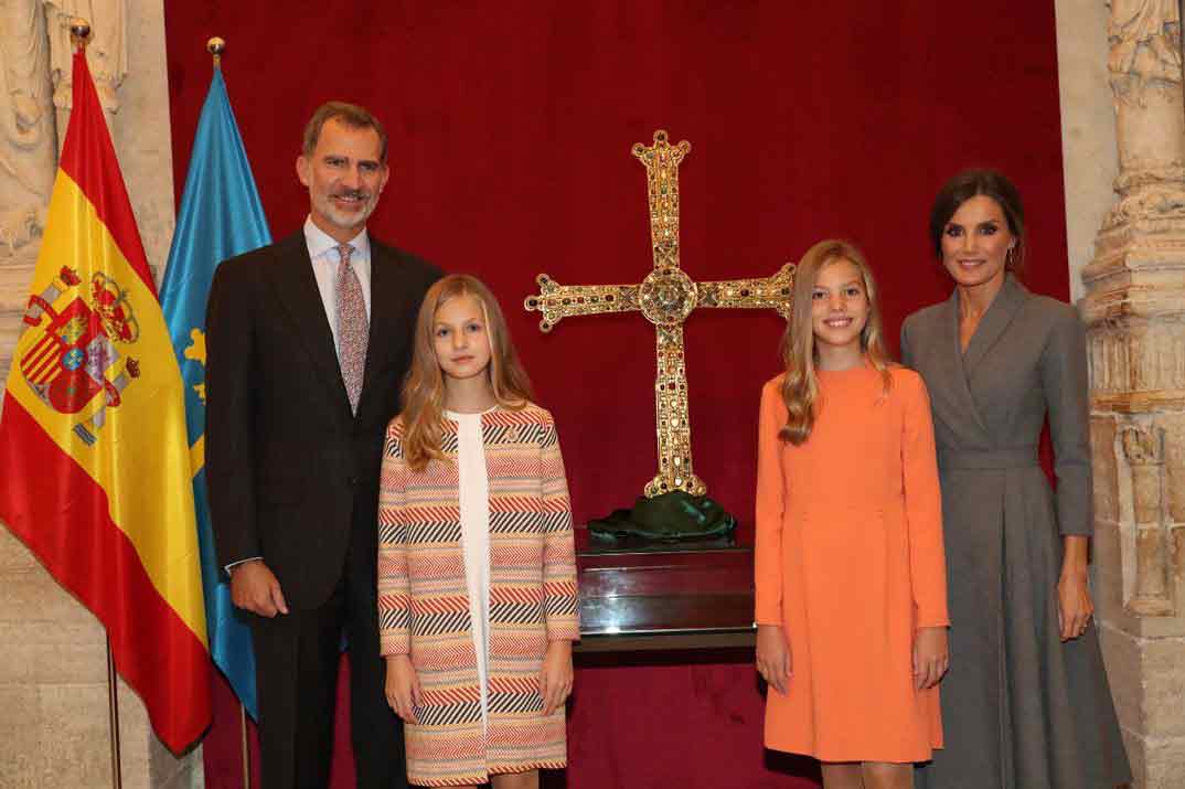 Reyes Felipe y Letizia con la Princesa Leonor y la Infanta Sofía - Acto oficial de bienvenida al Principado de Asturias © Casa S.M. El Rey