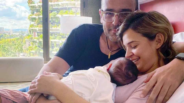 Risto Mejide y Laura Escanes posan, por primera vez, con la pequeña Roma