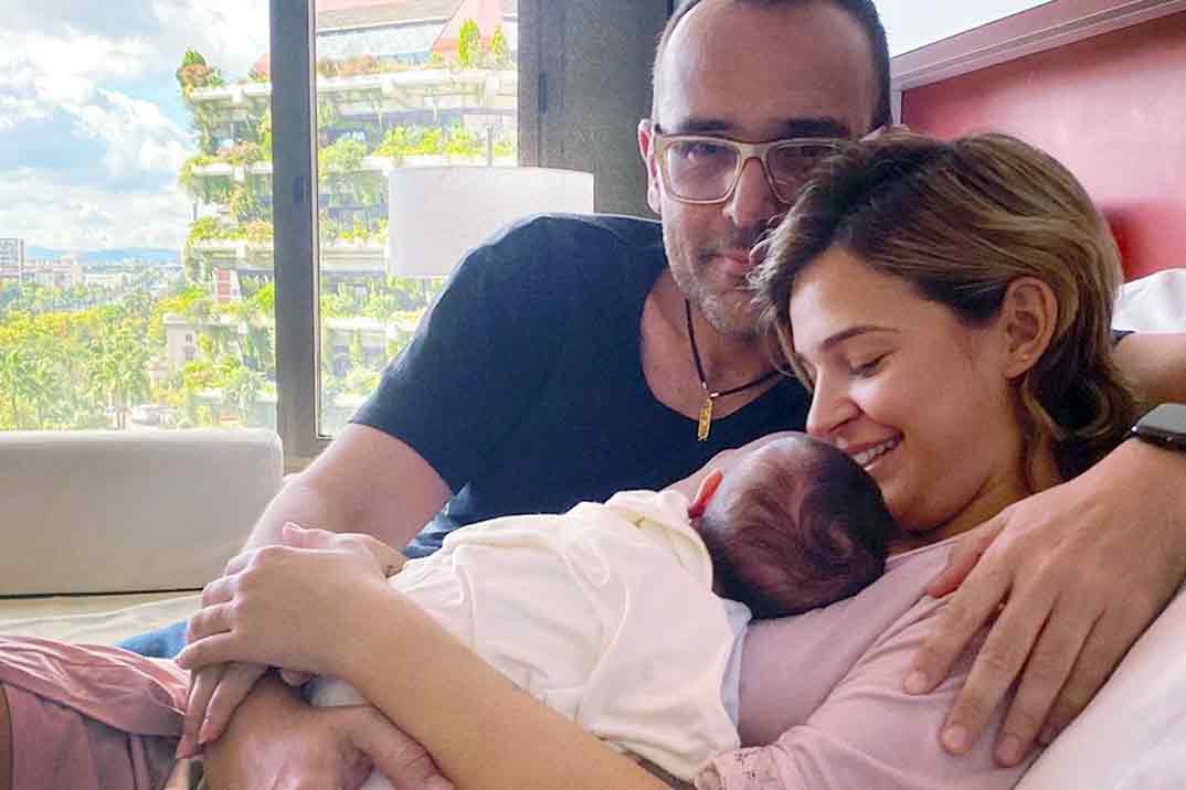 Risto Mejide y Laura Escanes con su hija Roma © Redes Sociales