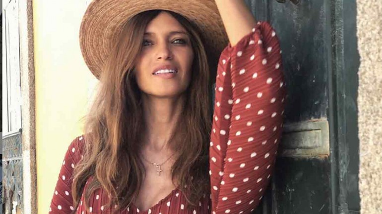 Sara Carbonero apuesta por la mejor combinación del otoño: vestido corto y botas cowboy