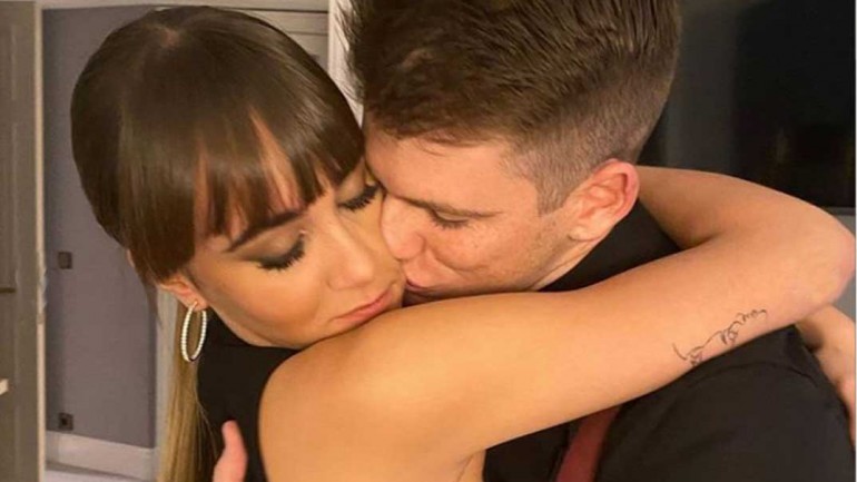 Aitana y Miguel Bernardeau se comen a besos