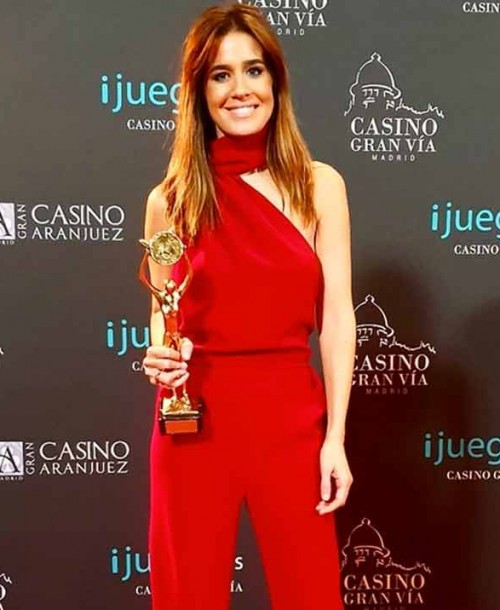 Isabel Jiménez recoge la Antena de Oro con el mono rojo perfecto