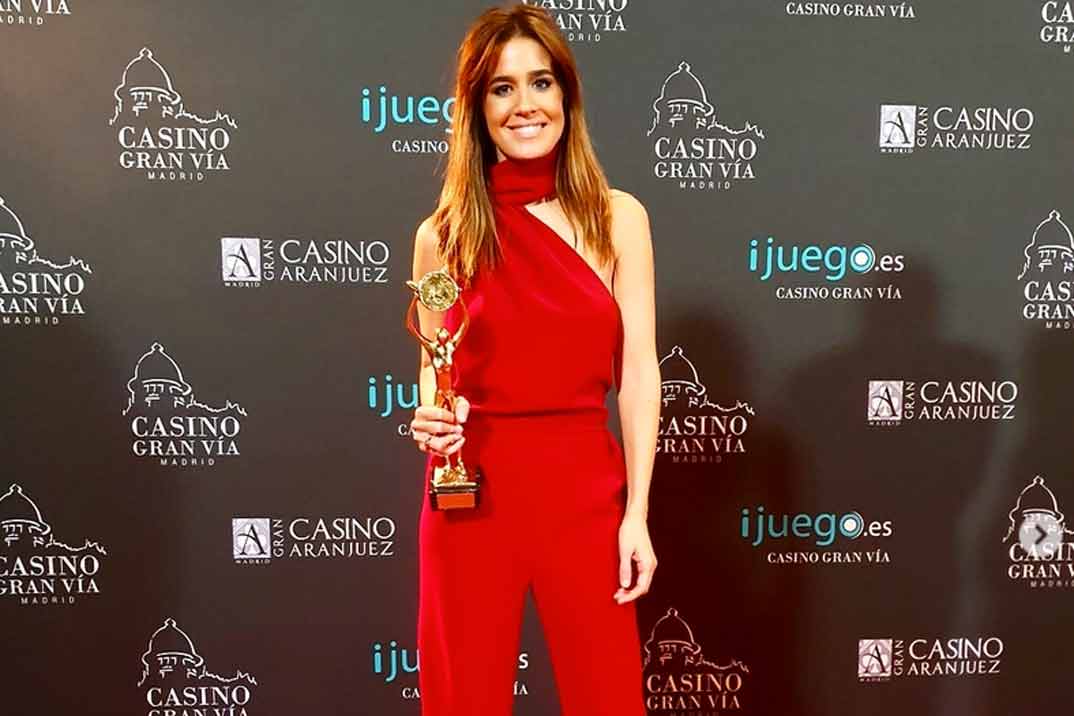 Isabel Jiménez recoge la Antena de Oro con el mono rojo perfecto