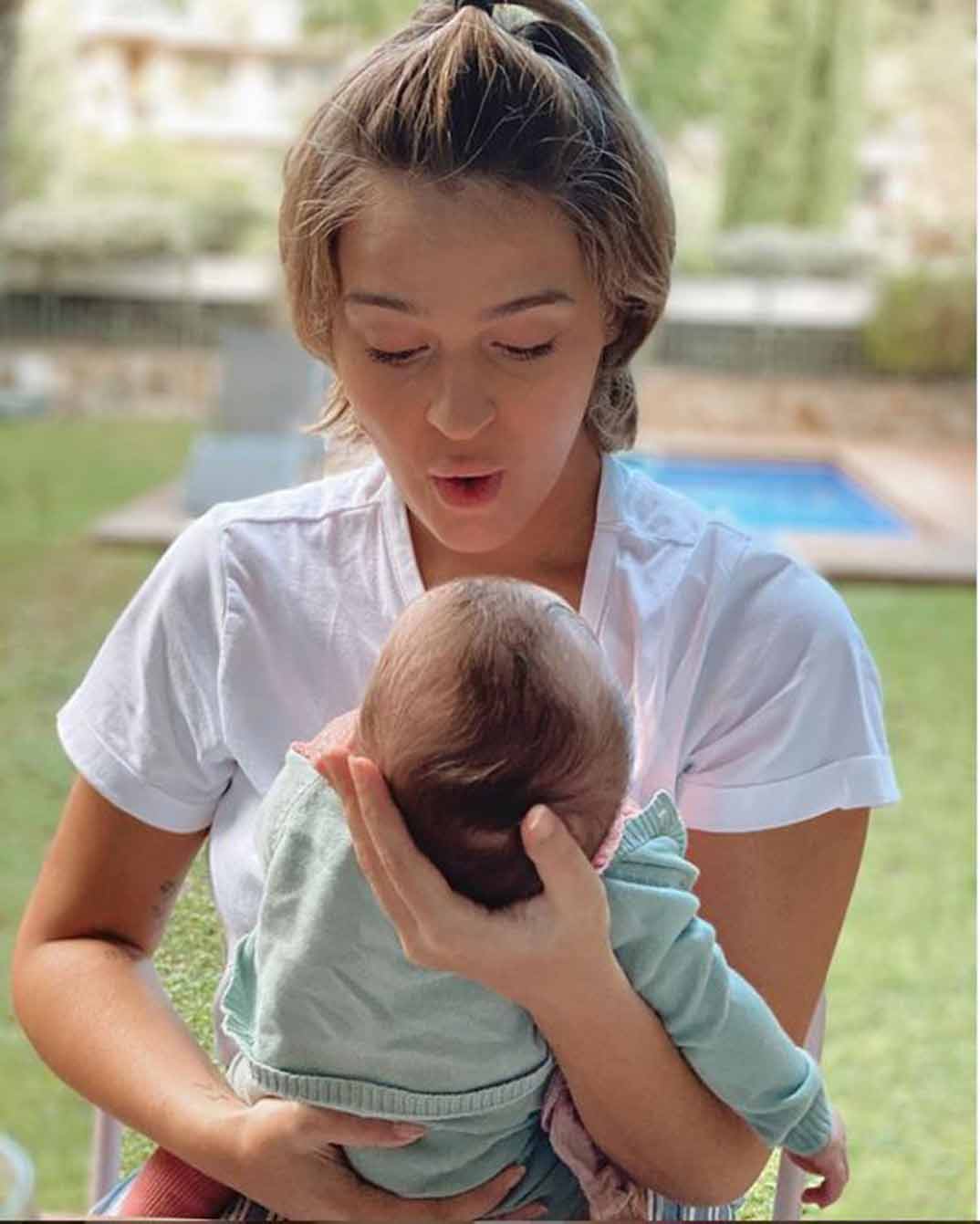 Laura Escanes con su hija Roma