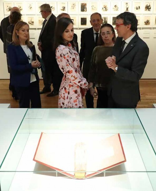 La reina Letizia en el Museo del Prado con un perfecto look otoñal