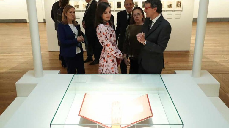 La reina Letizia en el Museo del Prado con un perfecto look otoñal
