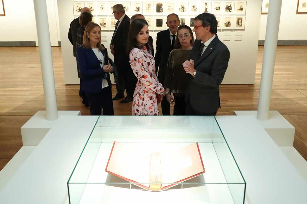 La reina Letizia en el Museo del Prado con un perfecto look otoñal