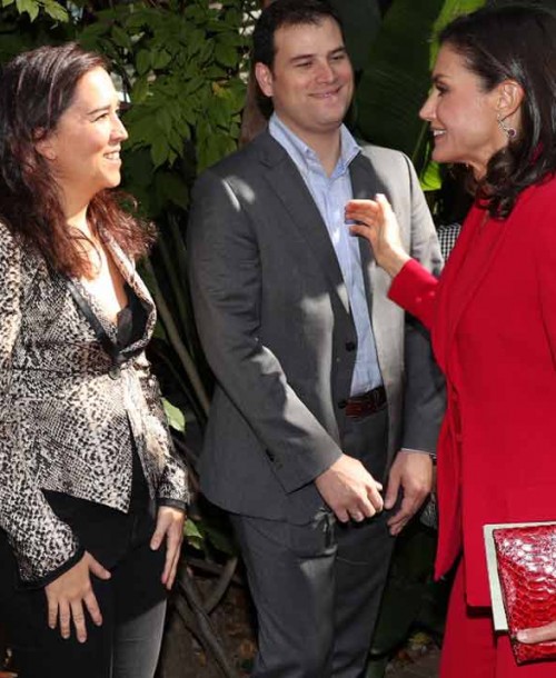 La reina Letizia recupera su traje rojo en Barcelona