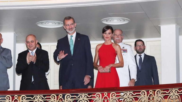 La reina Letizia apuesta por el rojo en su primera noche en Cuba