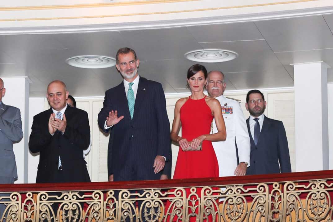 La reina Letizia apuesta por el rojo en su primera noche en Cuba