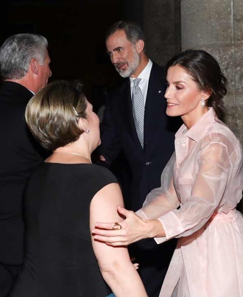 La reina Letizia estrena vestido con transparencias en Cuba