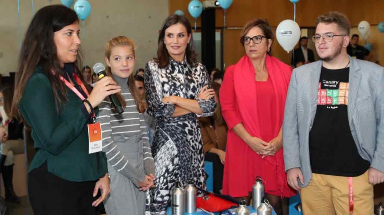 La reina Letizia estrena vestido de Victoria Beckham