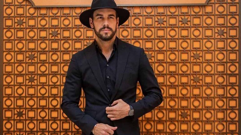 Mario Casas desvela el misterio de su sombrero