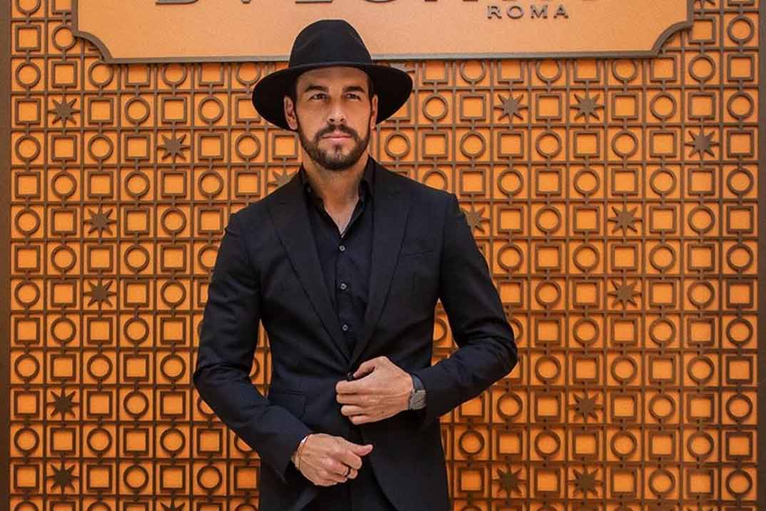 Mario Casas desvela el misterio de su sombrero