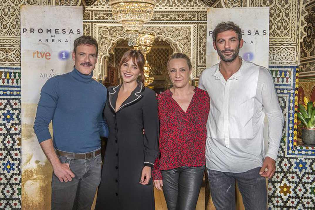 Andrea Duro, Daniel Grao, Francesco Arca y Blanca Portilllo - Promesas de arena © RTVE