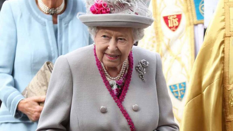Isabel II, fan número uno de Cristiano Ronaldo: pide un autógrafo y 80 camisetas del jugador