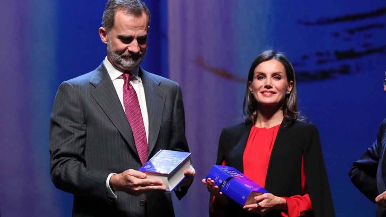 La reina Letizia rescata de su vestidor su capa de Zara