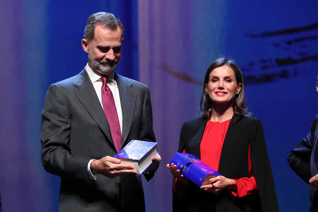 La reina Letizia rescata de su vestidor su capa de Zara