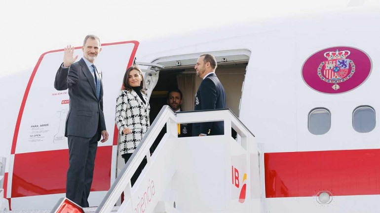 La reina Letizia comienza su viaje a Cuba con un perfecto look otoñal