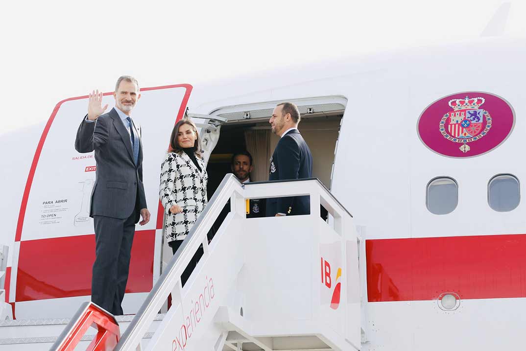 La reina Letizia comienza su viaje a Cuba con un perfecto look otoñal