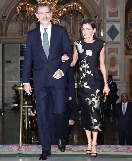 La reina Letizia apuesta por un estilismo de inspiración oriental y un nuevo look