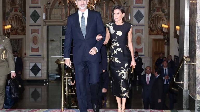 La reina Letizia apuesta por un estilismo de inspiración oriental y un nuevo look