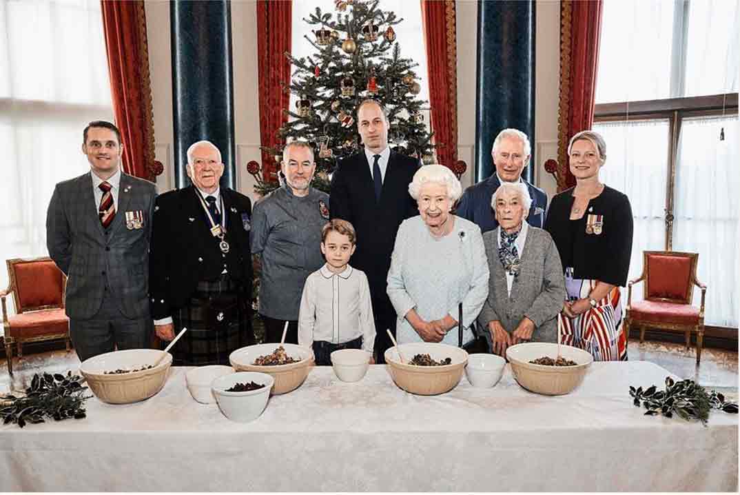 Príncipe George, Príncipe Guillermo, Reina Isabel II, Príncipe Carlos de Inglaterra © kesingtonpalace/Instagram