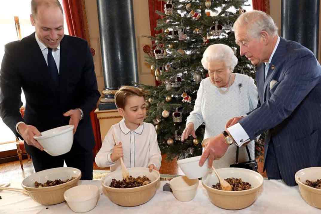 Príncipe George, Príncipe Guillermo, Reina Isabel II, Príncipe Carlos de Inglaterra © kesingtonpalace/Instagram