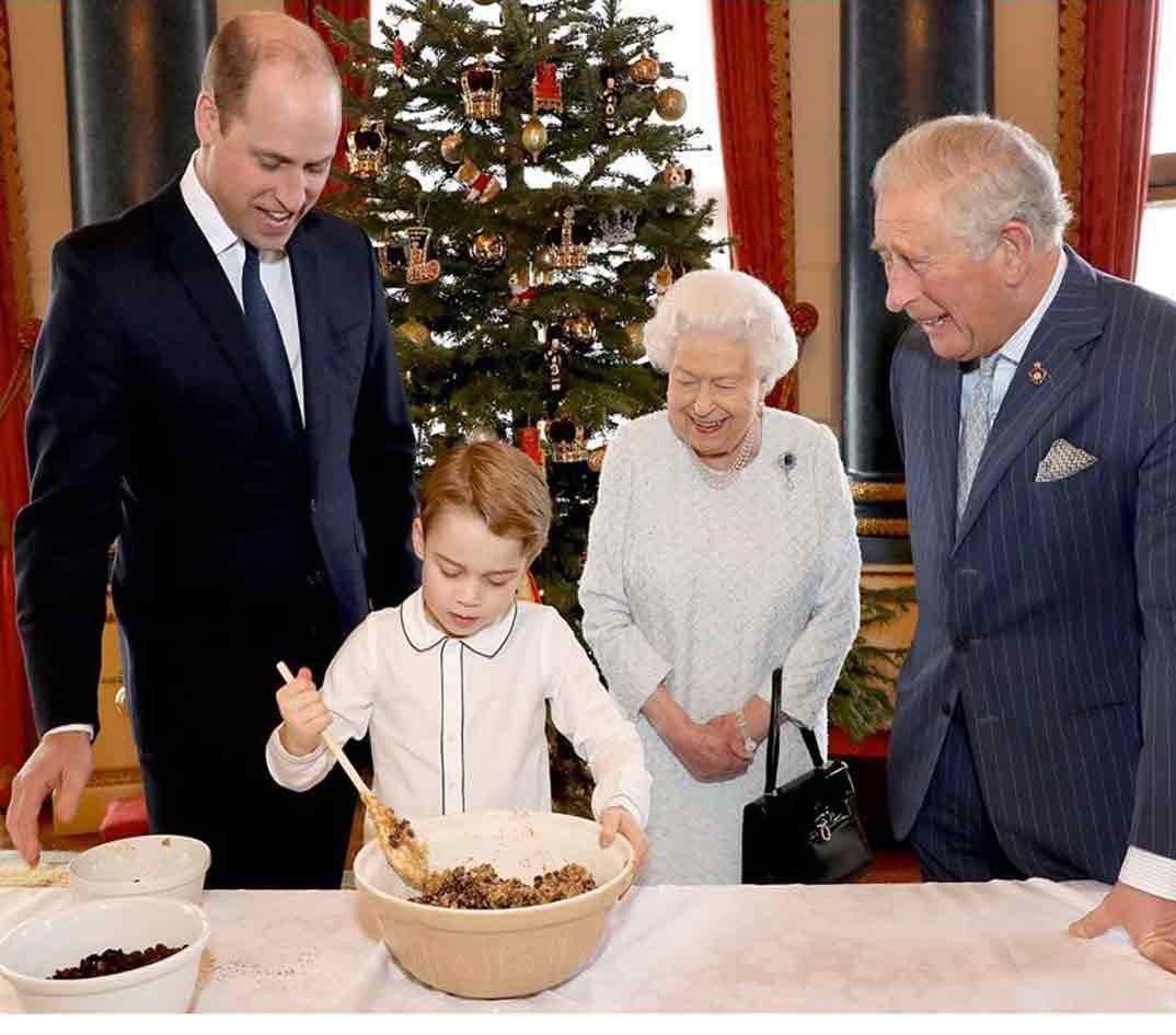 Príncipe George, Príncipe Guillermo, Reina Isabel II, Príncipe Carlos de Inglaterra © kesingtonpalace/Instagram