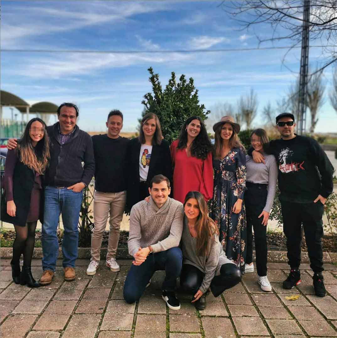 Iker Casillas y Sara Carbonero con su familia © Instagram