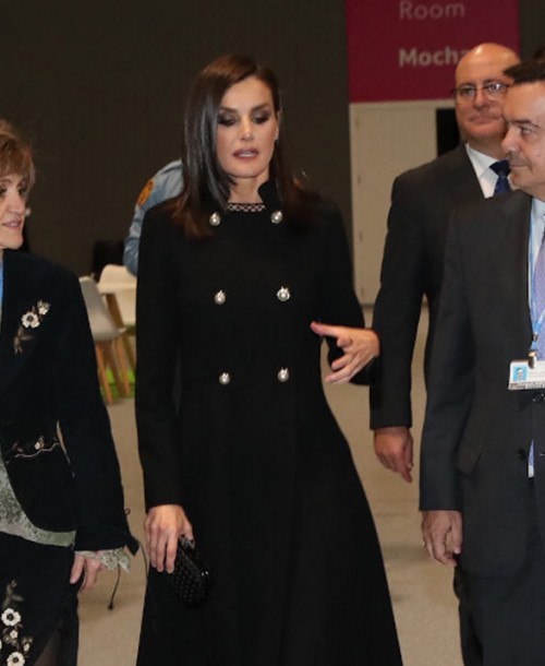 La reina Letizia en la Cumbre del Clima de Madrid con un look total black