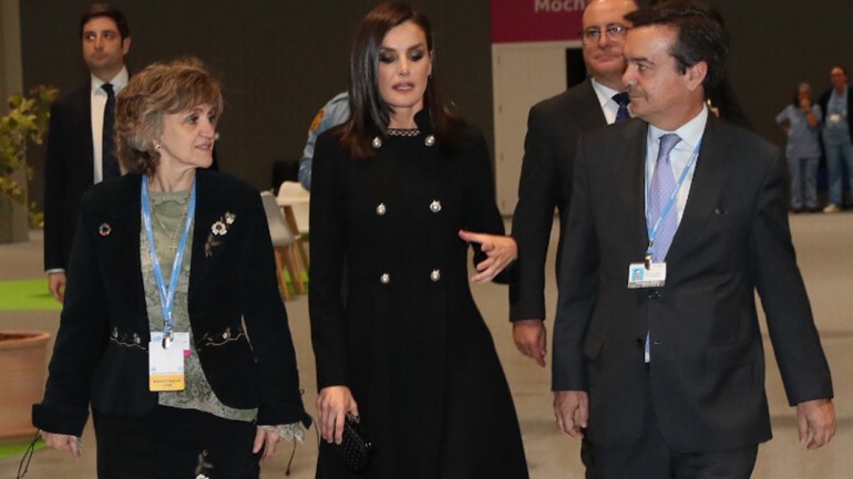 La reina Letizia en la Cumbre del Clima de Madrid con un look total black
