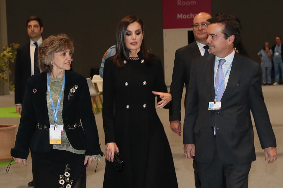 La reina Letizia en la Cumbre del Clima de Madrid con un look total black