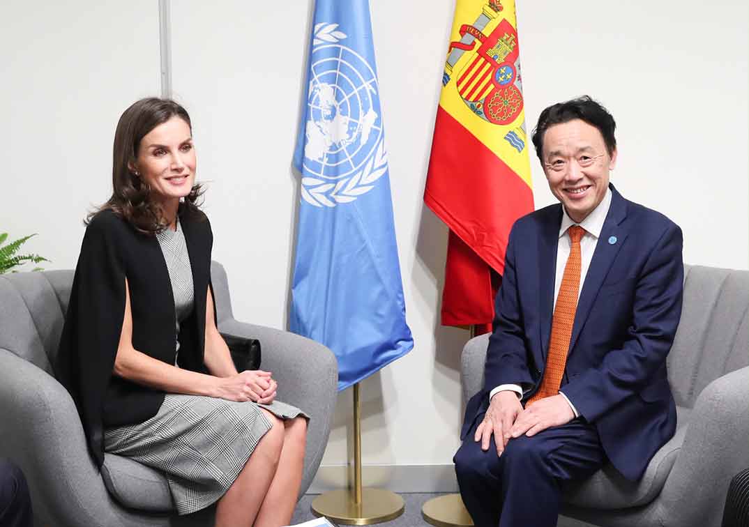 La Reina Letizia con el director general de la FAO, Qu Dongyu © Casa S.M. El Rey