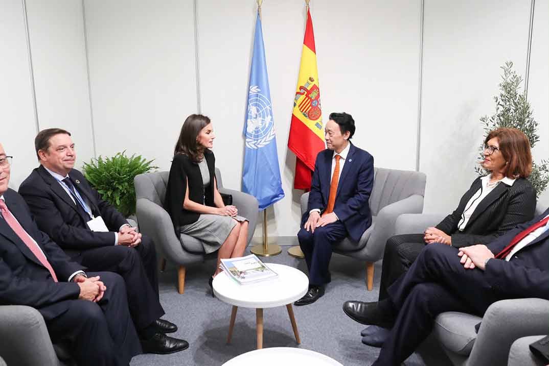 La Reina Letizia con el director general de la FAO, Qu Dongyu © Casa S.M. El Rey