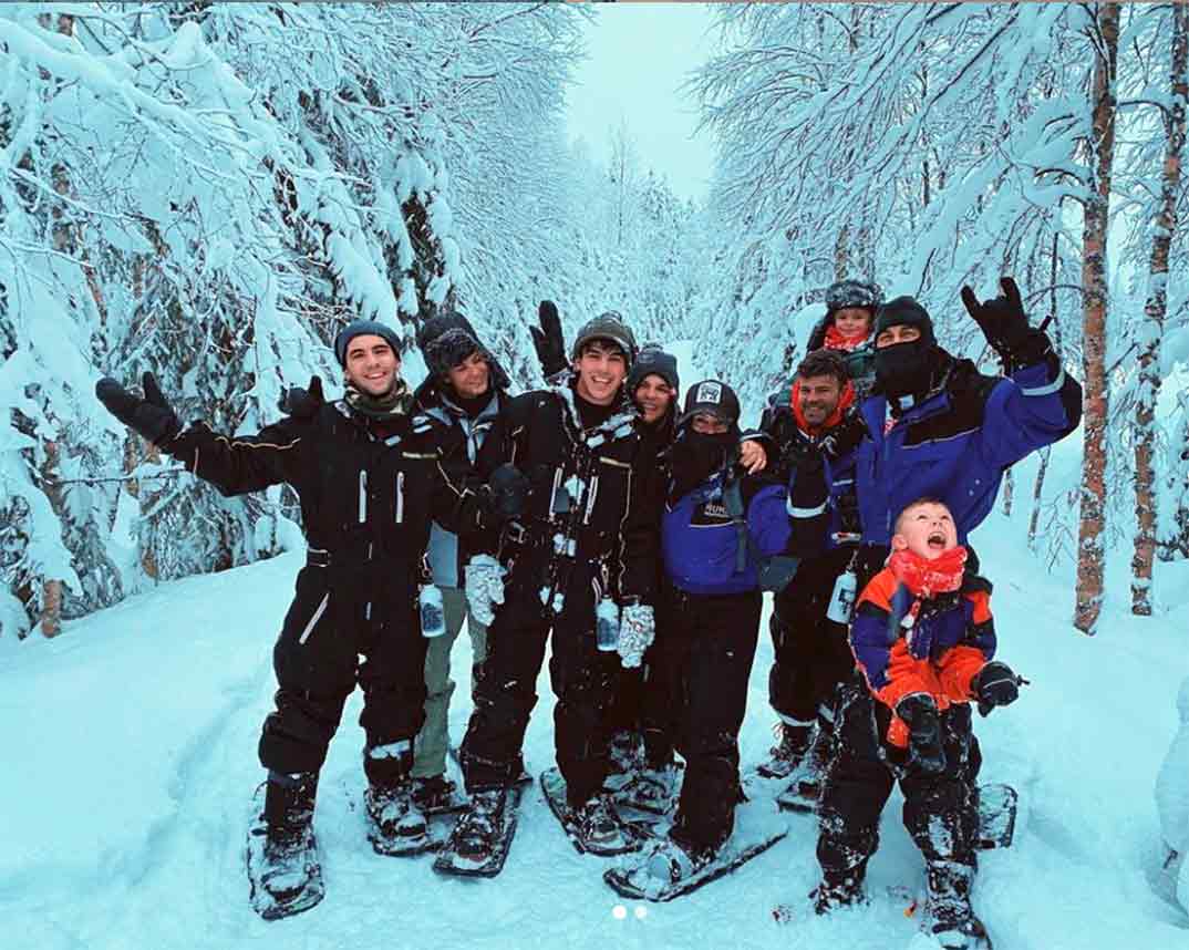 Mario Casas con sus hermanos © Redes Sociales