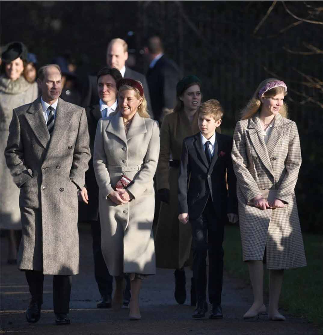 El Príncipe Eduardo y Sophie Rhys Jones con sus hijos ©theroyalfamily/Instagram