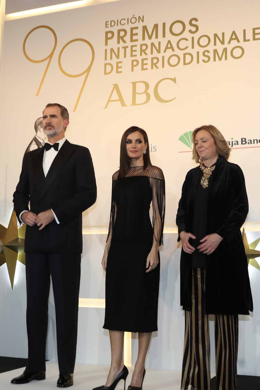 Don Felipe y Doña Letizia antes de entregar los galordones a los premiados junto a Catalina Luca de Tena, presidenta y editora de ABC © Casa S.M. El Rey