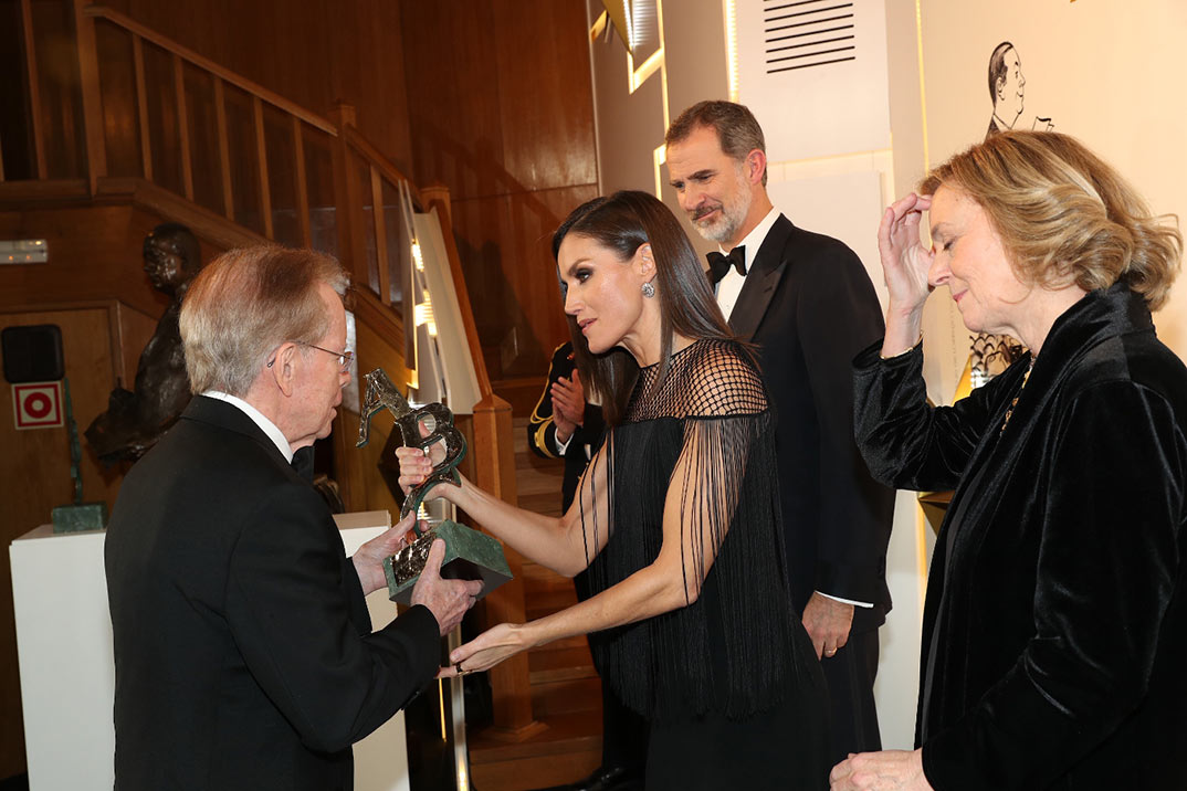 El original vestido de flecos de la reina Letizia en los Premios Mariano de Cavia