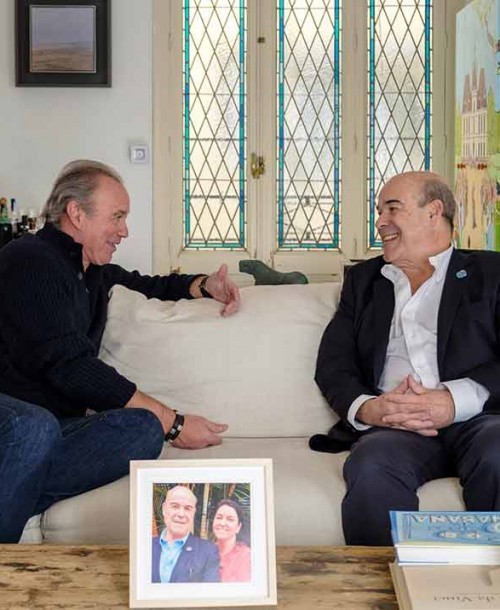 Antonio Resines abre las puertas de su casa a Bertín Osborne