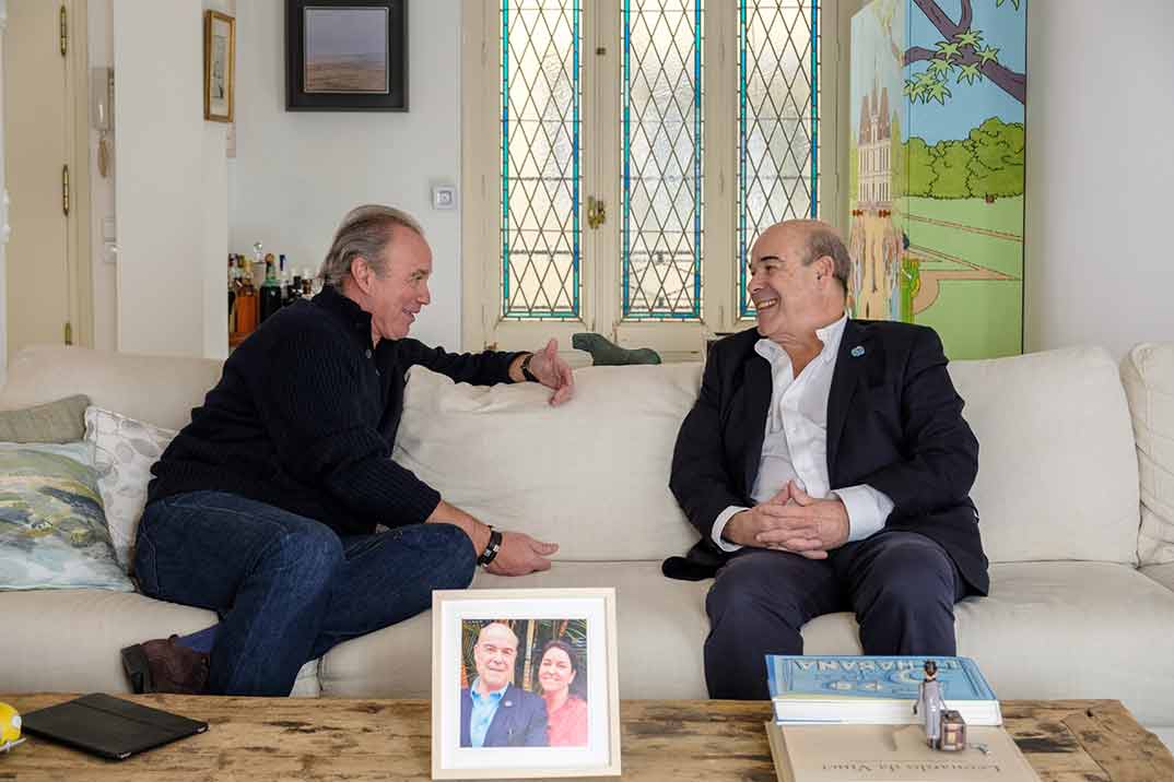 Antonio Resines abre las puertas de su casa a Bertín Osborne