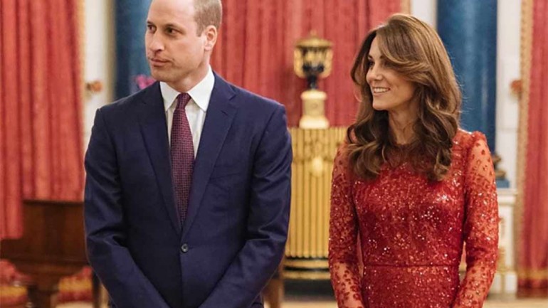 Kate Middleton se convierte en la perfecta anfitriona vestida de rojo