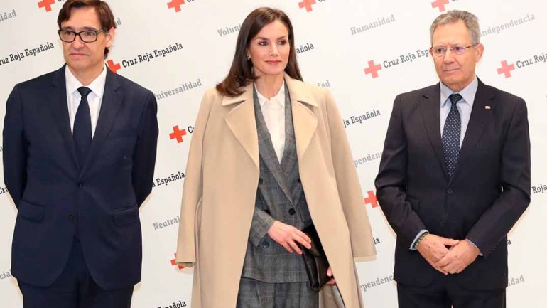 La reina Letizia apuesta por  un look de estilo masculino