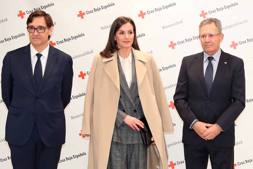 La reina Letizia apuesta por  un look de estilo masculino