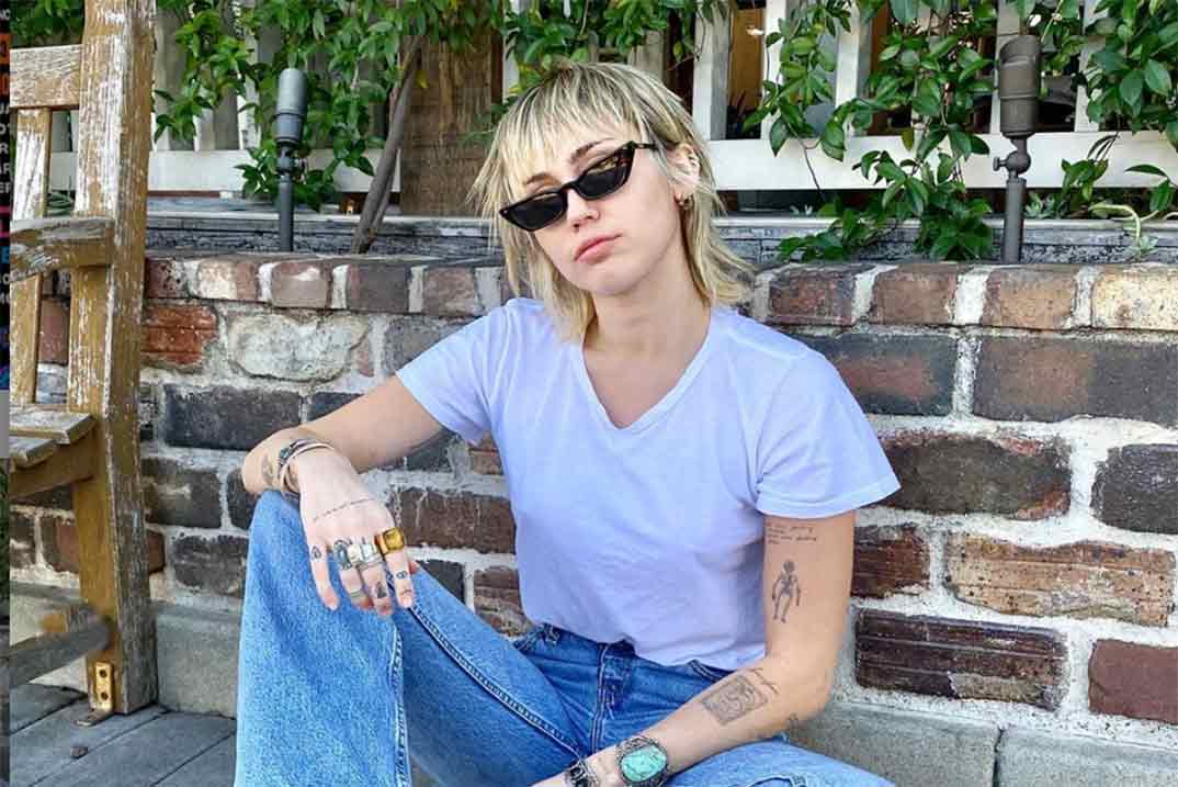 Miley Cyrus comienza el año estrenando look