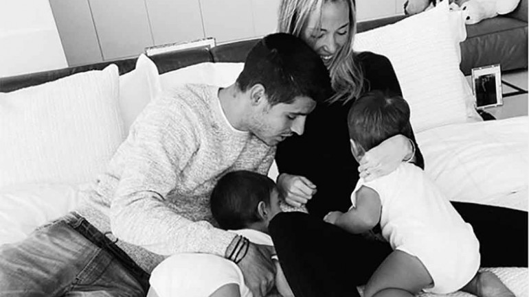 Álvaro Morata y Alice Campello con sus hijos © Instagram