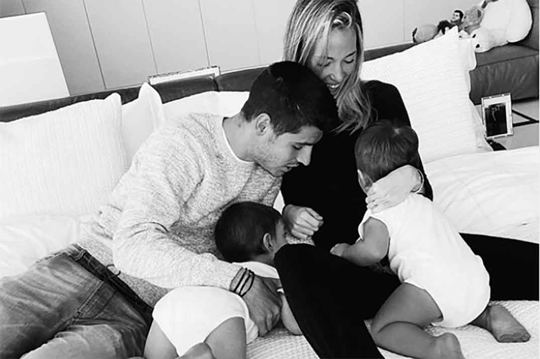Álvaro Morata y Alice Campello con sus hijos © Instagram
