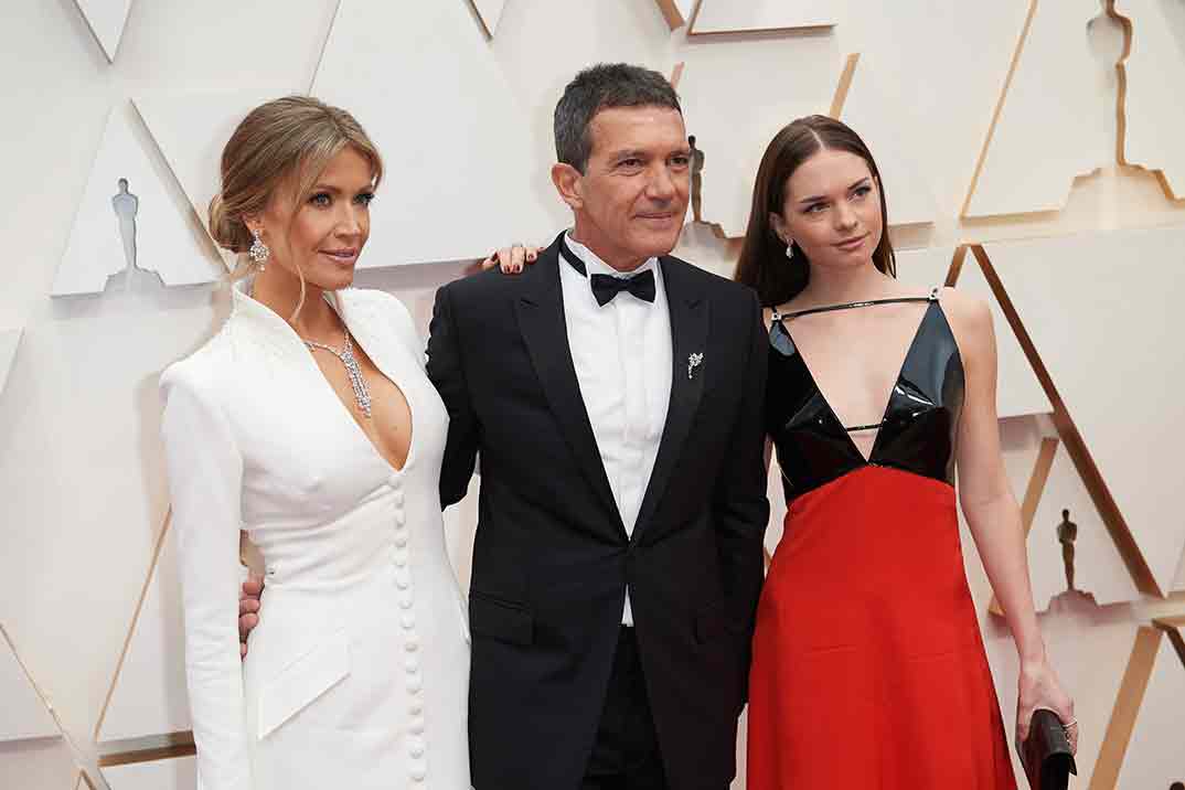 Nicole Kimpel, Antonio Banderas y Stella del Carmen - Oscars 2020 © A.M.P.A.S.